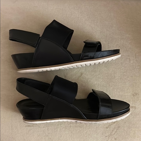 Elegant Vaneli Black Adjustable Sandals with white & gold heels, size 7 - Picture 3 of 6